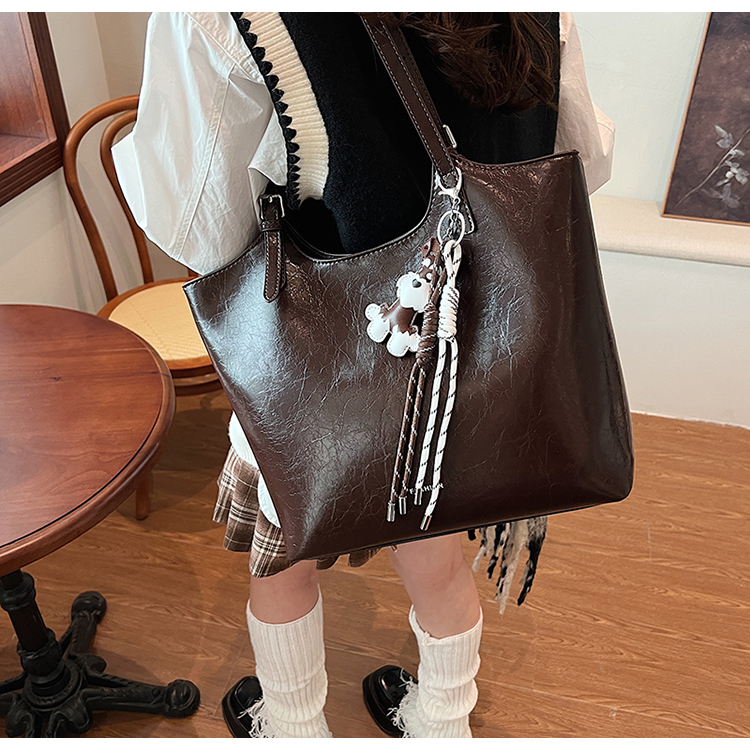 Large capacity commuter tote bag