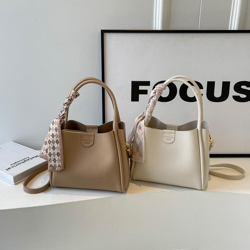 Simple crossbody handbag