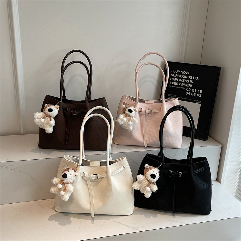 Magnetic buckle commuter tote shoulder bag