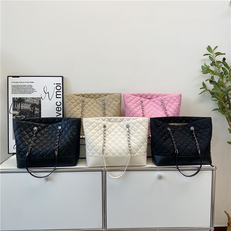 Quilted chain shoulder/handbag